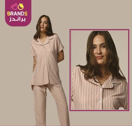 بيجامة قميص وبنطال مخططين الابيض